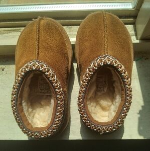 Kids UGG UGGS sheepskin Brown Slippers Size 7, Inside Lenghth - 5 inches TODDLER